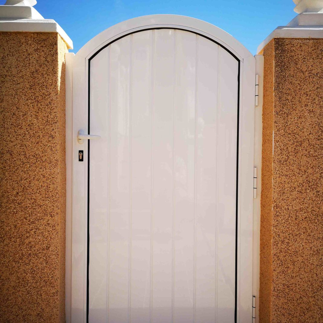 puerta exterior blanca